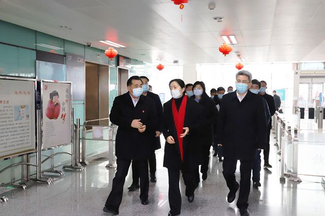 市領(lǐng)導(dǎo)至車站走訪慰問和疫情防控、保供應(yīng)保安全保暢通工作督查